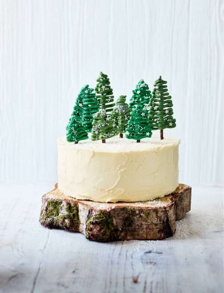 69. Use uma base de madeira para sustentar o bolo de natal. Fonte: Pinterest