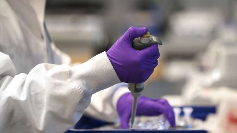 Cada pa&iacute;s define quem receber&aacute; primeiro a vacina em seu territ&oacute;rio