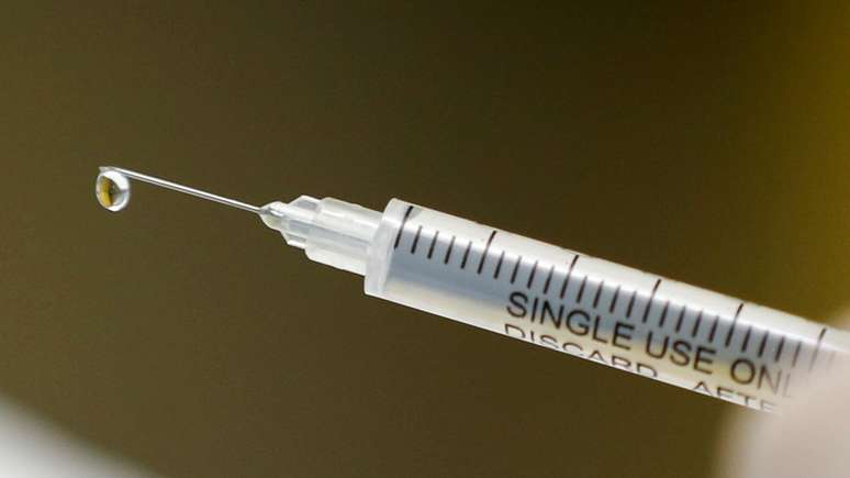 Cabe ao Ministério da Saúde definir quem vai receber primeiro a vacina no programa nacional