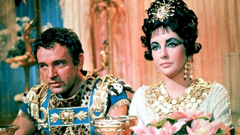 Elizabeth Taylor interpretou Cle&oacute;patra em um filme de 1963, ao lado de Richard Burton, no papel de Marco Ant&ocirc;nio