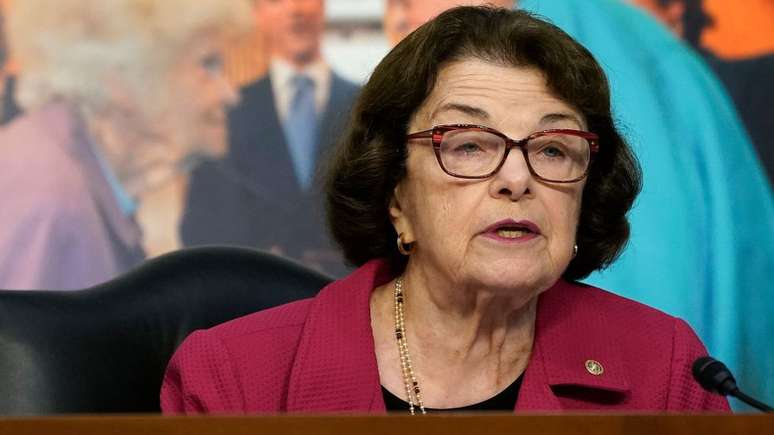 A senadora Dianne Feinstein foi quem em 2017 expressou dúvidas sobre a capacidade de Barrett de separar suas crenças religiosas de seu trabalho como juíza