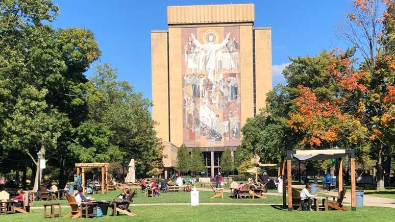 A Universidade de Notre Dame, onde Barrett estudou e lecionou, fica em South Bend, Indiana, onde surgiu o People of Praise