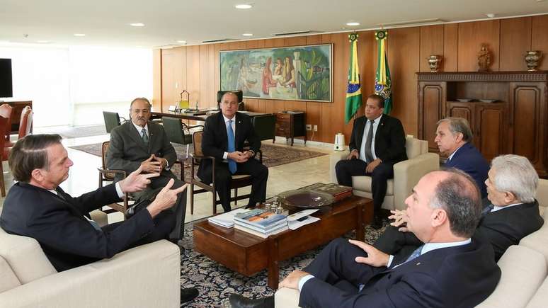 Chico Rodrigues (do lado esquerdo de Bolsonaro) participava de reuniões com o presidente, como essa em 14 de março de 2019