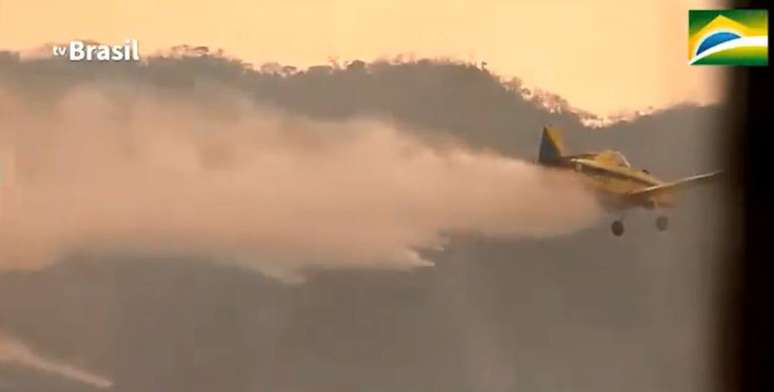 O retardante de fogo é misturado à água e lançado por aviões sobre a vegetação