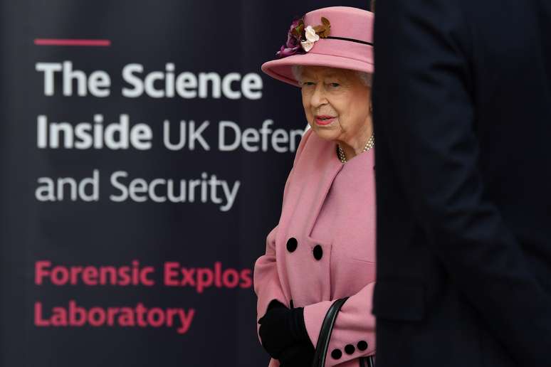 Rainha Elizabeth durante visita a laboratório militar nos arredores de Salisbury
15/10/2020 Ben Stansall/Pool via REUTERS