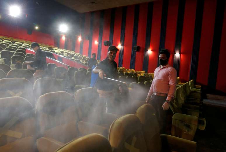 Funcion&aacute;rios sanitizam sala de cinema em Ahmedabad, na &Iacute;ndia
15/10/2020
REUTERS/Amit Dave