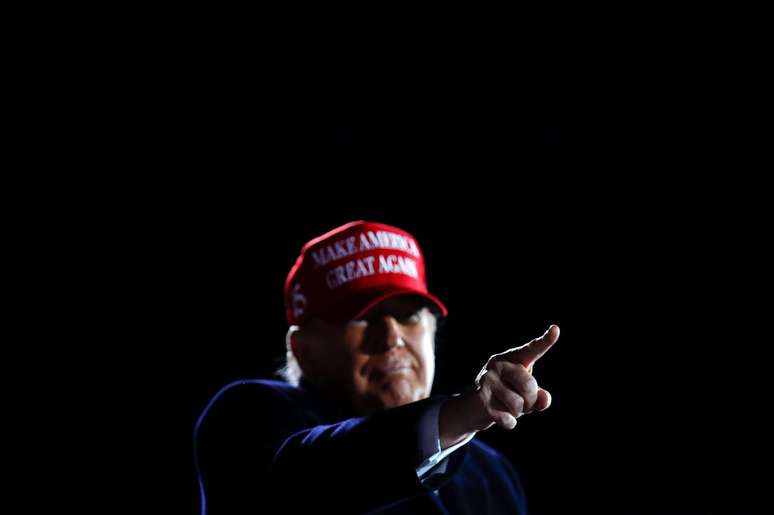 Presidente dos EUA, Donald Trump, participa de comício em Des Moines, Iowa
14/10/2020
REUTERS/Carlos Barria