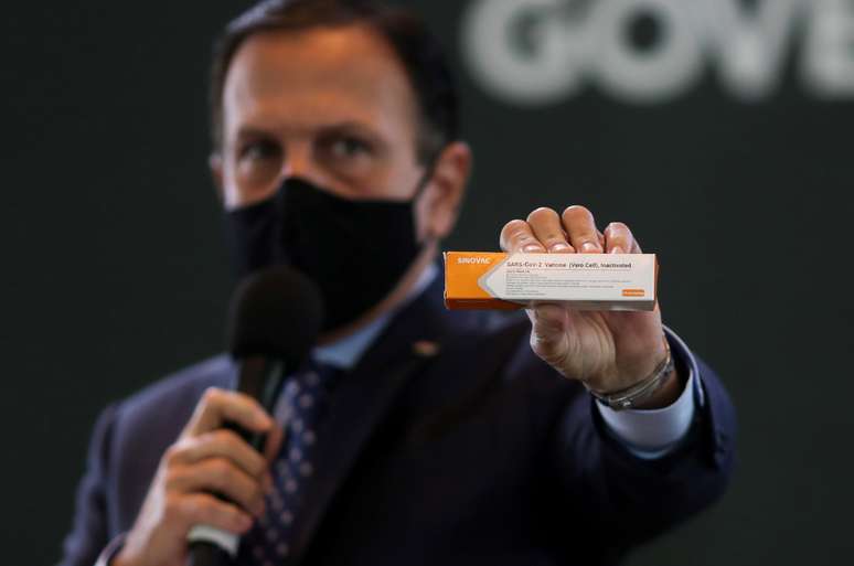 Governador de SP, João Doria, com caixa da vacina CoronaVac
21/07/2020
REUTERS/Amanda Perobelli