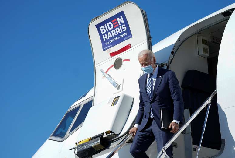 Candidato democrata à Presidência dos EUA, Joe Biden, desembarca de avião de campanha em Maryland
06/10/2020
REUTERS/Kevin Lamarque