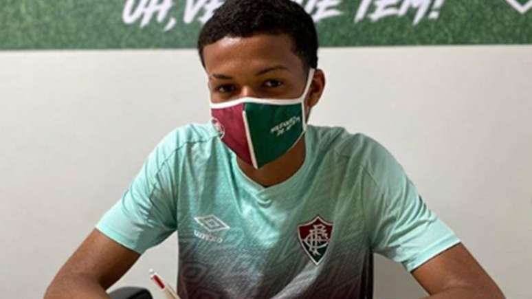Erick assinou o primeiro contrato profissional com o Fluminense (Foto: Reprodução/Instagram)