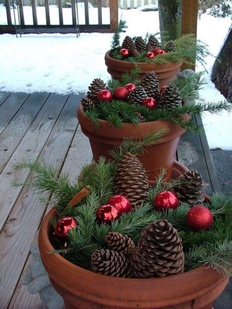 11. As pinhas nos vasos formam uma decoração de natal simples e barata para jardim. Fonte: Pinterest