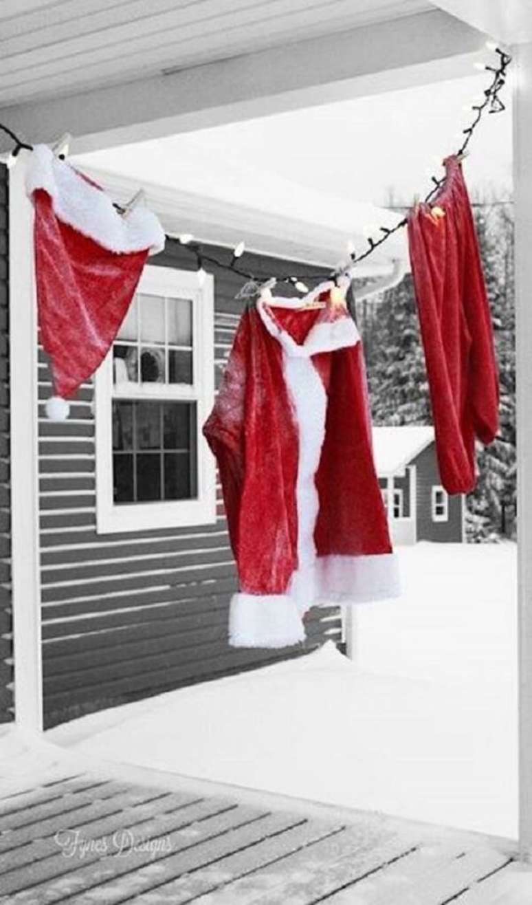 35. As roupas do Papai Noel penduradas fazem parte da decoração de natal para jardim. Fonte: Pinterest