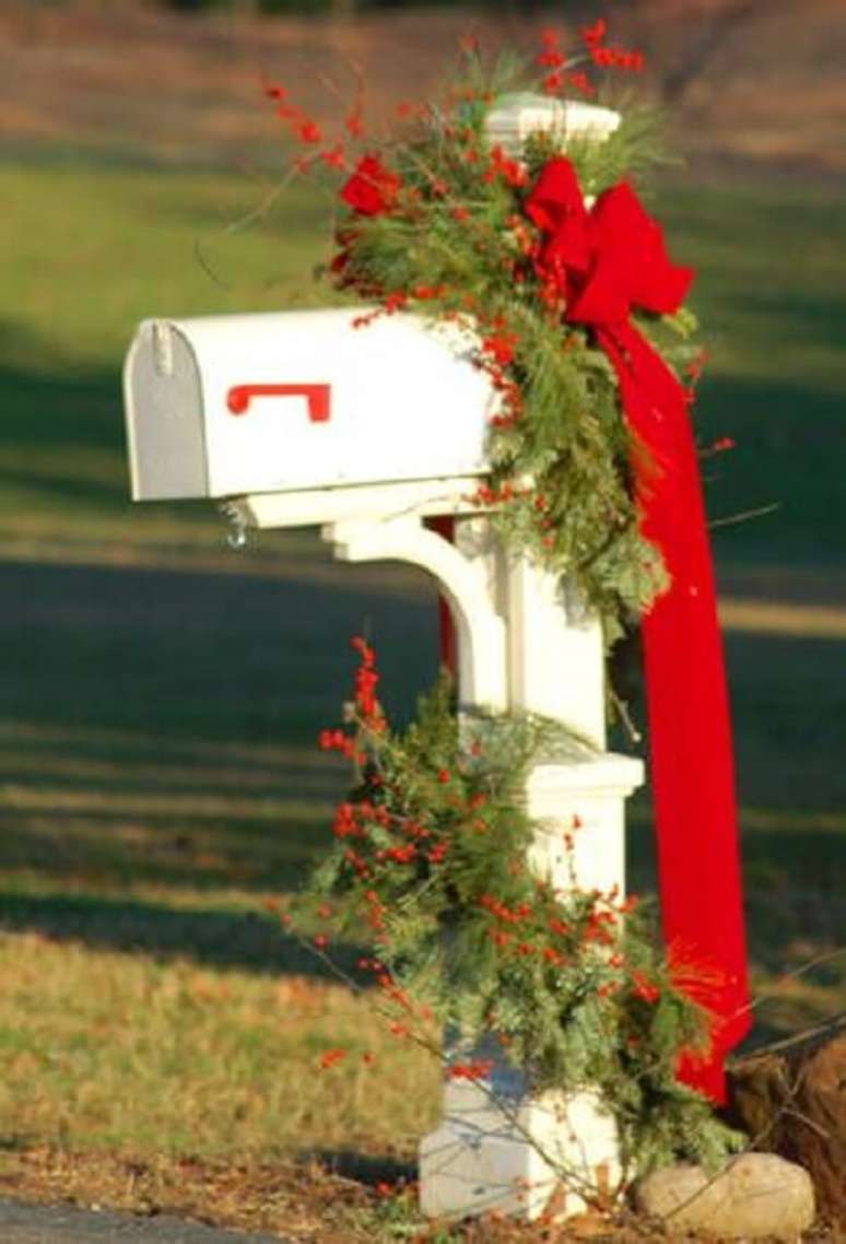 44. Até a caixa de correios ganhou uma decoração de natal para jardim especial. Fonte: Pinterest