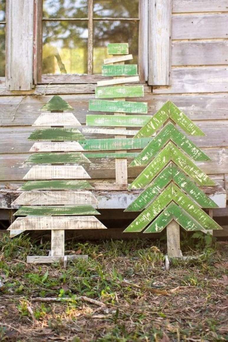 2. Como fazer decoração de natal para jardim com pedaços de madeira. Fonte: Pinterest