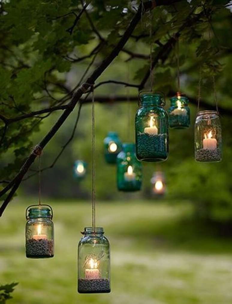 28. Como fazer decoração de natal para jardim com potes de vidro e velas. Fonte: Pinterest