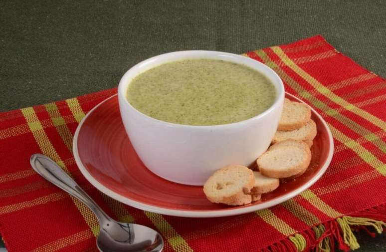 Guia da Cozinha - Receitas com folhas verdes para ir além da salada