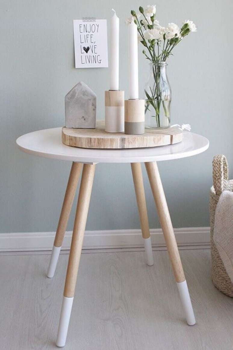 12. Decoração minimalista com mesa de canto redonda branca com pés palito – Foto: Pinterest