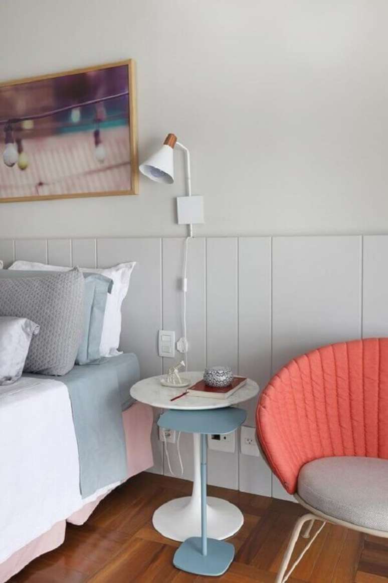 15. Você pode combinar a mesa de canto redonda branca com outro mesa lateral colorida – Foto: Casa de Valentina