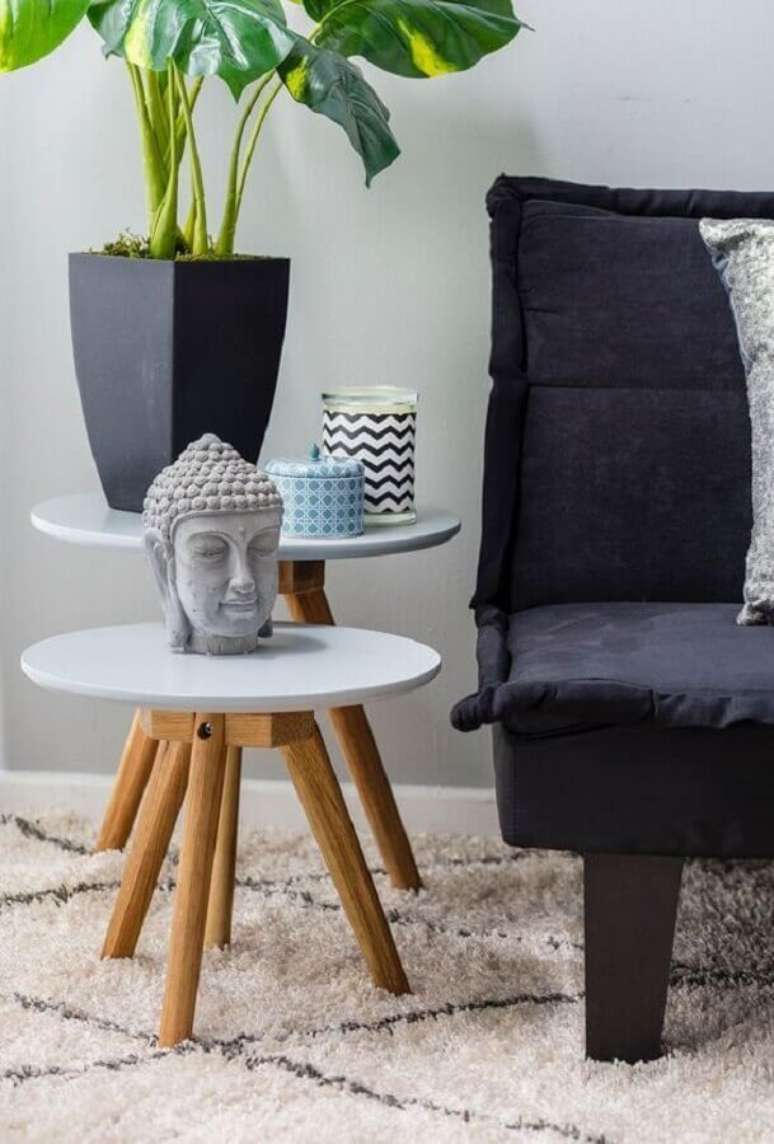 16. Se houver espa&ccedil;o use mais de uma mesa redonda de canto na sua decora&ccedil;&atilde;o &ndash; Foto: Apartment Therapy