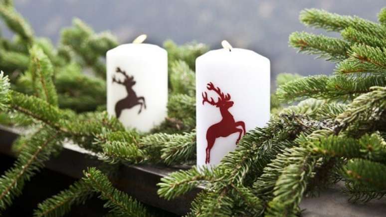 30. Decoração de natal para jardim externo feita com ramos e velas decorativas. Fonte: Pinterest