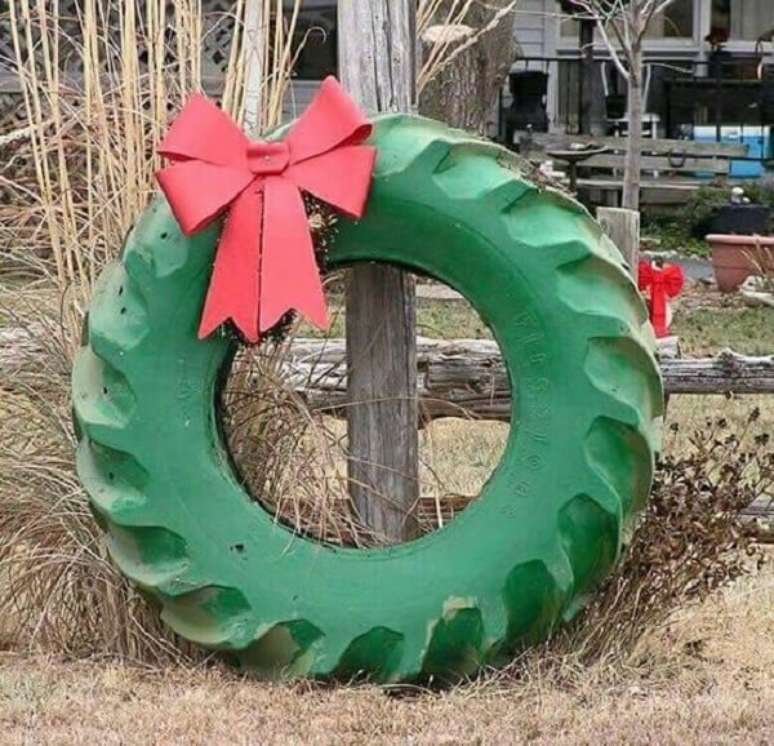 10. Decoração de natal simples e barata para jardim feita com pneu de trator pintado. Fonte: Pinterest