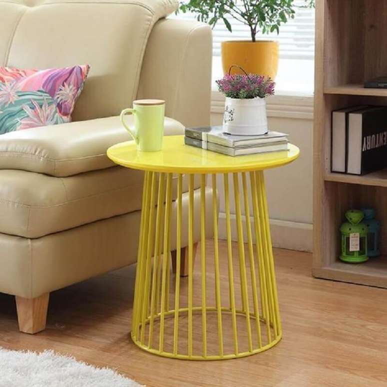 5. A mesa de canto redonda amarela é perfeita para deixar a decoração mais divertida – Foto: Pinterest