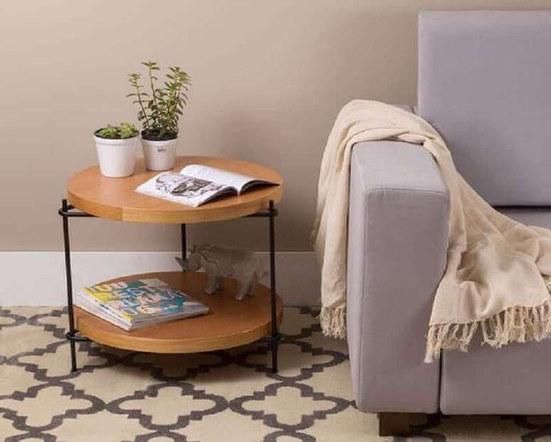 20. Decoração de sala com sofá cinza com mesa de canto redonda madeira com estrutura de metal – Foto: Oppa Design