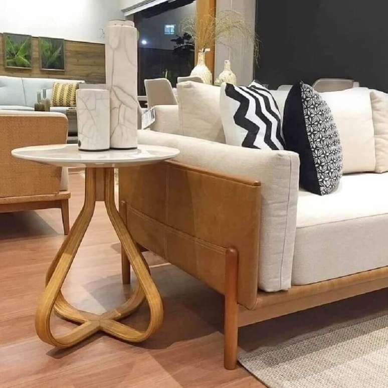 22. Modelo diferente de mesa de canto redonda madeira para sala de estar – Foto: Apartment Therapy