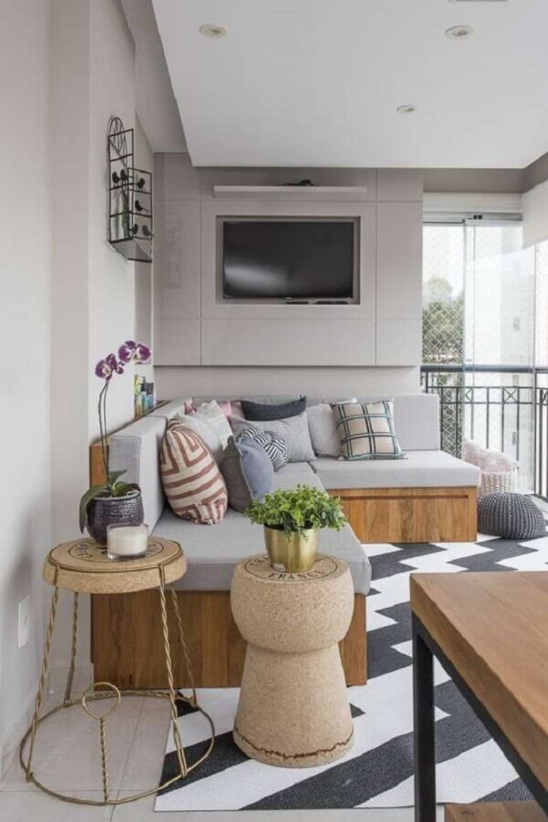 23. Varanda cinza moderna decorada com modelos diferentes de mesa redonda de canto &ndash; Foto: Karen Pisacane