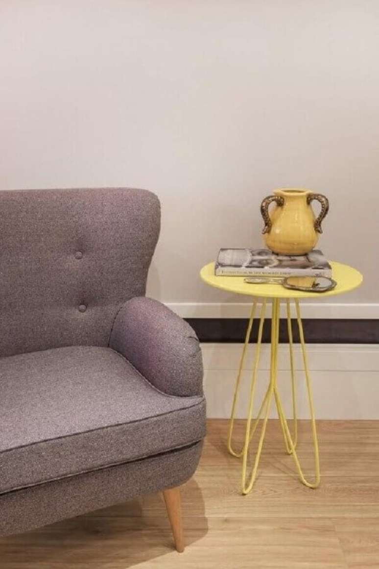 27. Decoração simples com mesa de canto redonda amarela – Foto: Revista VD