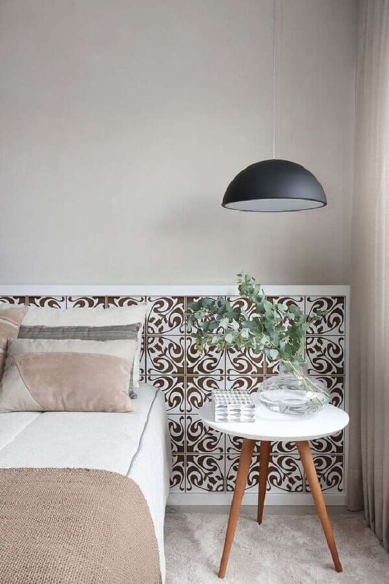 28. Quarto simples decorado com mesa de canto redonda retrô – Foto: Casa de Valentina