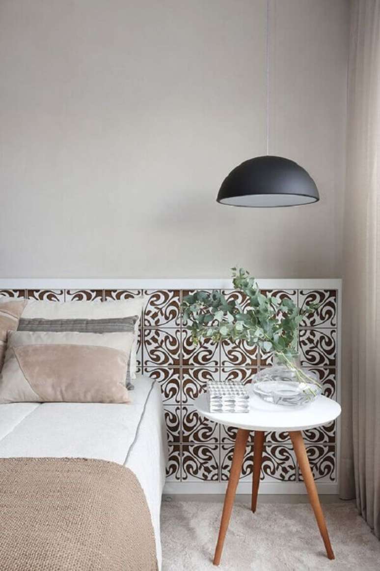 28. Quarto simples decorado com mesa de canto redonda retr&ocirc; &ndash; Foto: Casa de Valentina