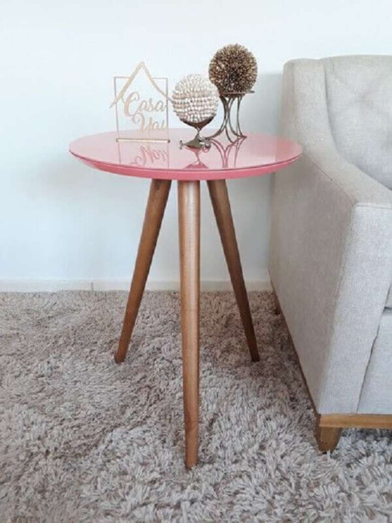 30. Decoração simples com mesa de canto redonda rosa com pés palito – Foto: Pinterest