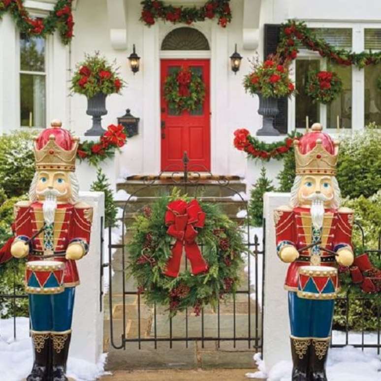 42. Entrada triunfal com decoração de natal para jardim externo maravilhosa. Fonte: Pinterest