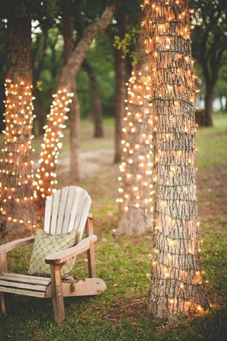 48. Luzes e mais luzes para a decoração de natal para jardim externo. Fonte: Pinterest