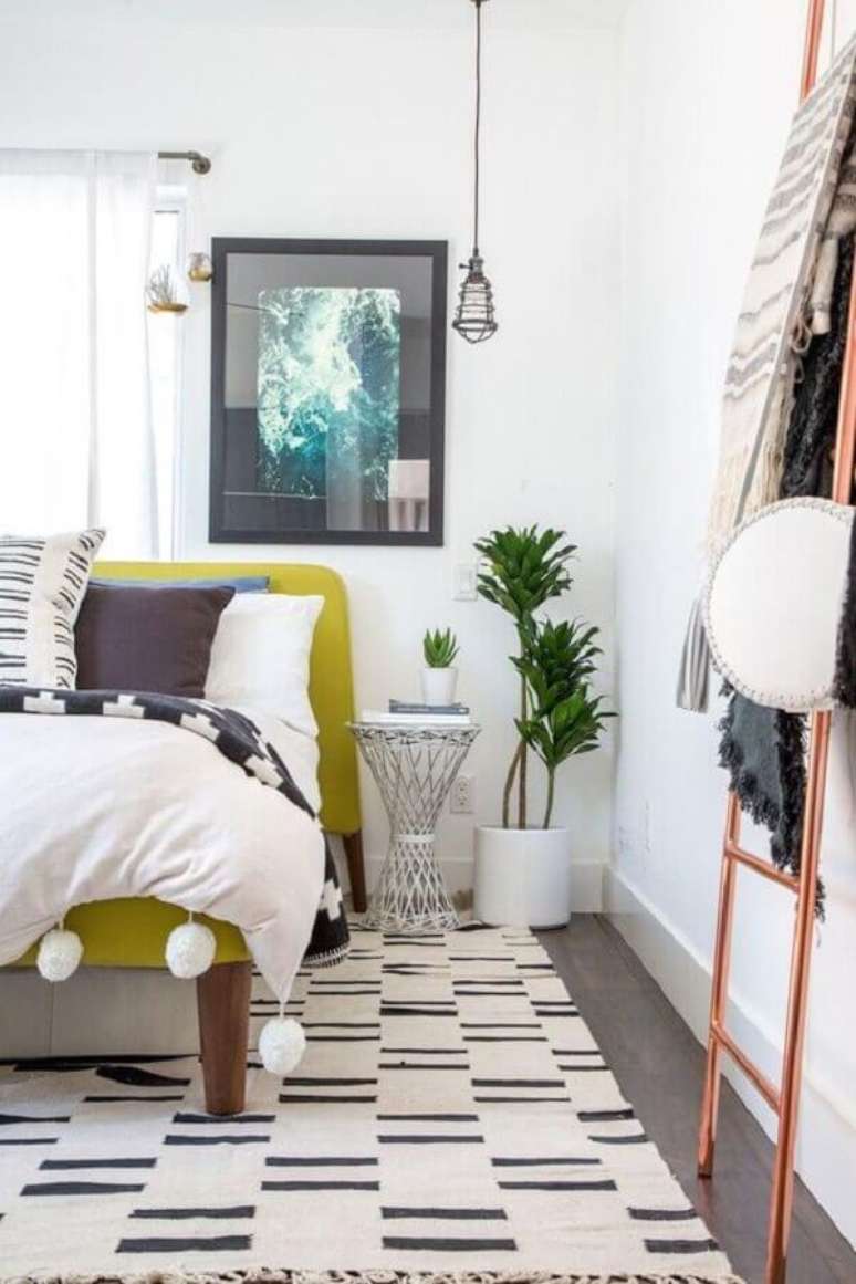 36. Quarto branco decorado com mesa redonda de canto pequena &ndash; Foto: Apartment Therapy