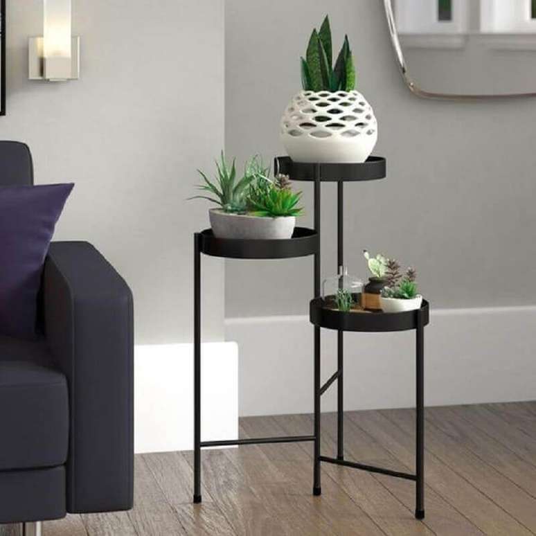 3. Uma das formas de como decorar mesa de canto redonda é usar vasos de plantas – Foto: Metal Rústico