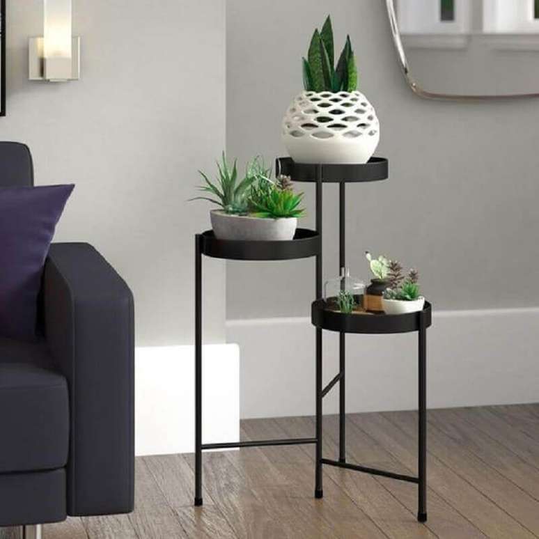 3. Uma das formas de como decorar mesa de canto redonda &eacute; usar vasos de plantas &ndash; Foto: Metal R&uacute;stico