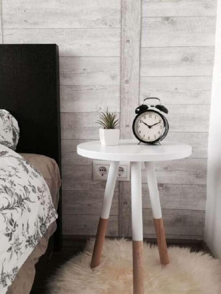 41. Decoração simples para quarto com mesa de canto redonda branca com pés palito – Foto: AmtOnline