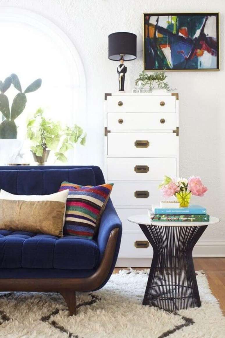 42. Decoração com mesa redonda de canto para sala de estar com sofá azul de madeira – Foto: Home Fashion Trend