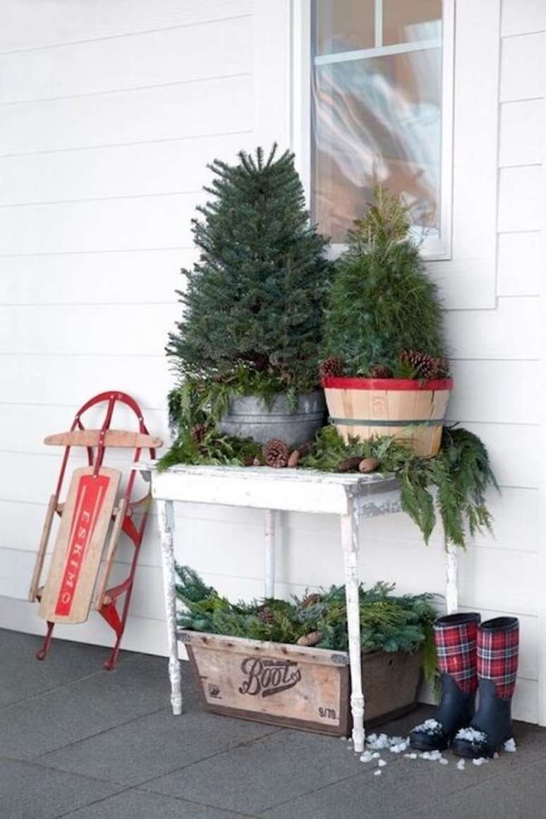 17. Mini pinheiros para decoração de natal para jardim externo. Fonte: Pinterest