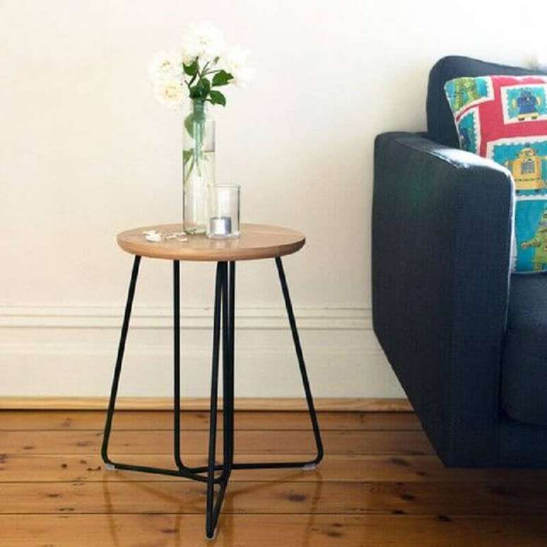 48. Decora&ccedil;&atilde;o simples para sala com mesa redonda de canto &ndash; Foto: Hunt Furniture