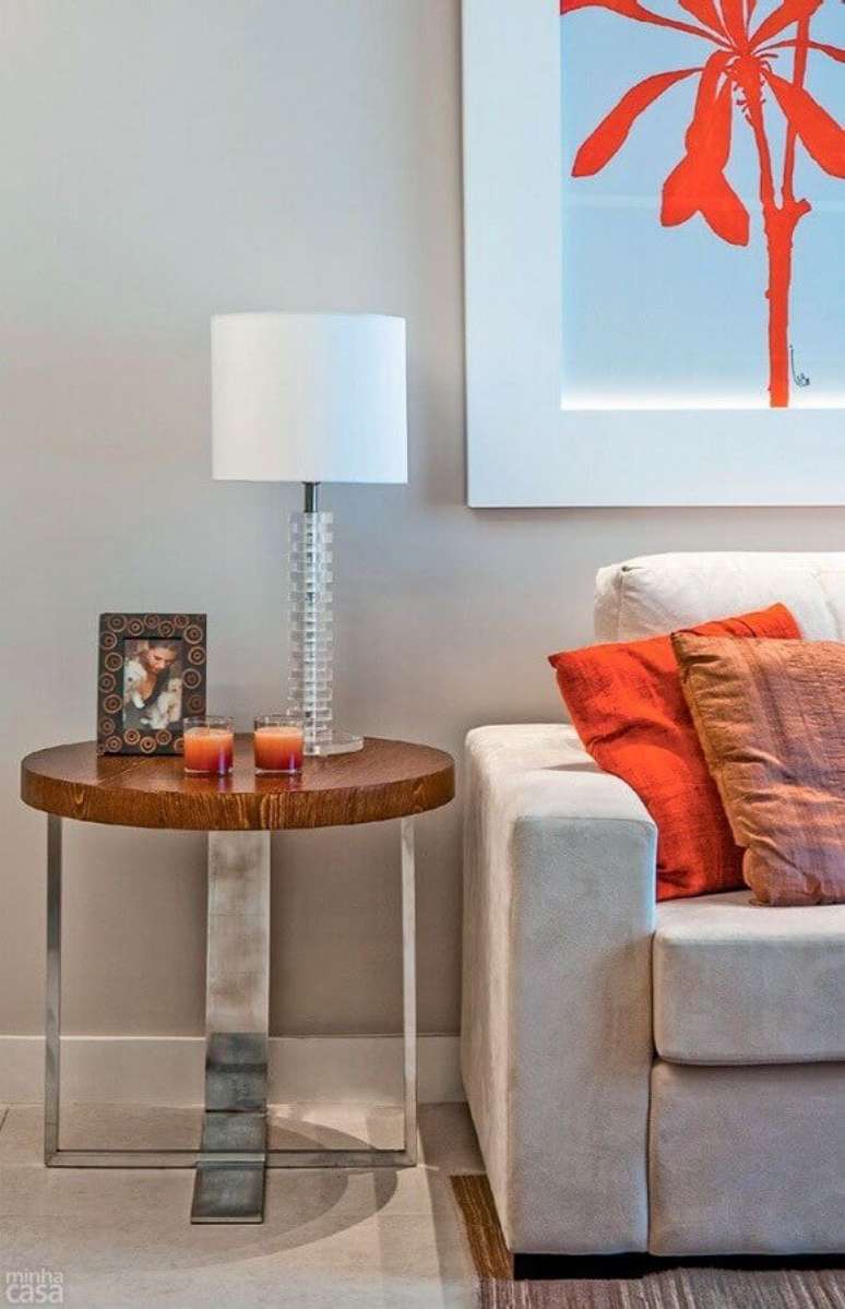 49. Mesa de canto redonda madeira com estrutura met&aacute;lica para decora&ccedil;&atilde;o de sala cinza &ndash; Foto: Minha Casa