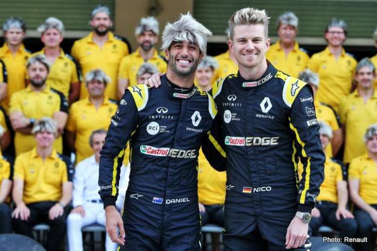 Daniel Ricciardo, Nico Hulkenberg e as perucas, na despedida em Abu Dhabi.