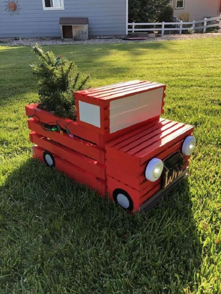 26. O carrinho de madeira foi usado como decoração de natal para jardim externo. Fonte: Pinterest