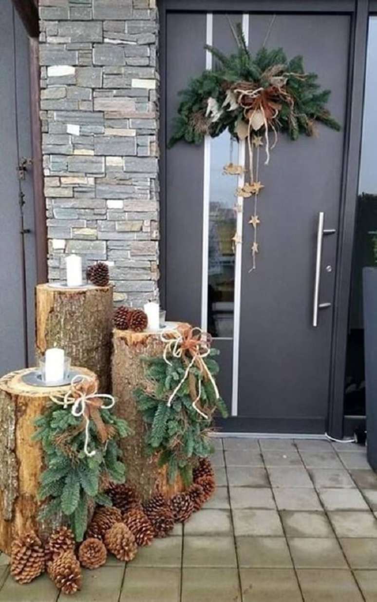 16. Para decoração de natal para jardim externo use troncos de árvore cortados. Fonte: Pinterest