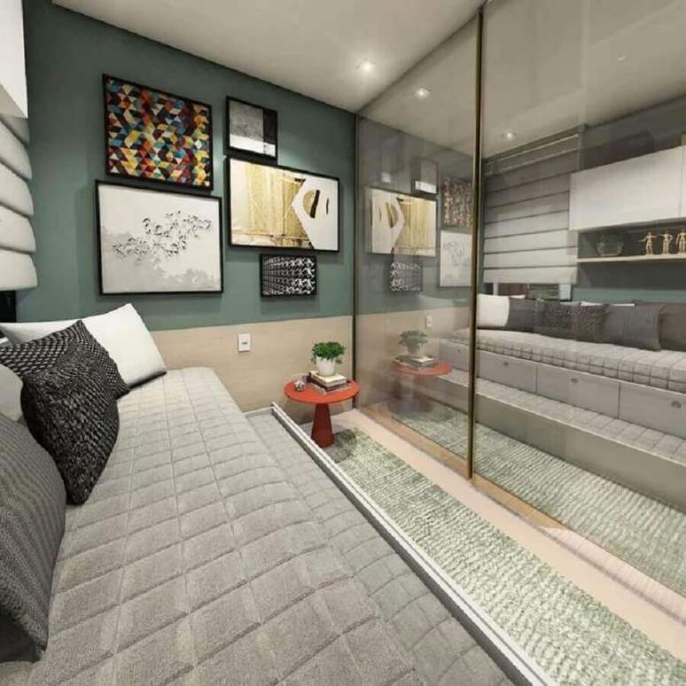 52. Mesa de canto redonda para quarto de solteiro moderno planejado com guarda roupa espelhado &ndash; Foto: Arq. Mosaik