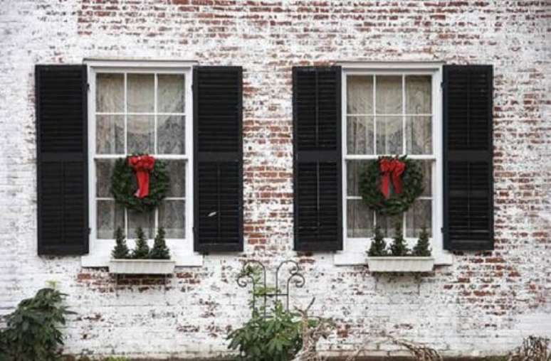 4. Que tal pendurar guirlandas na janela como decoração de natal simples e barata para jardim? Fonte: Pinterest