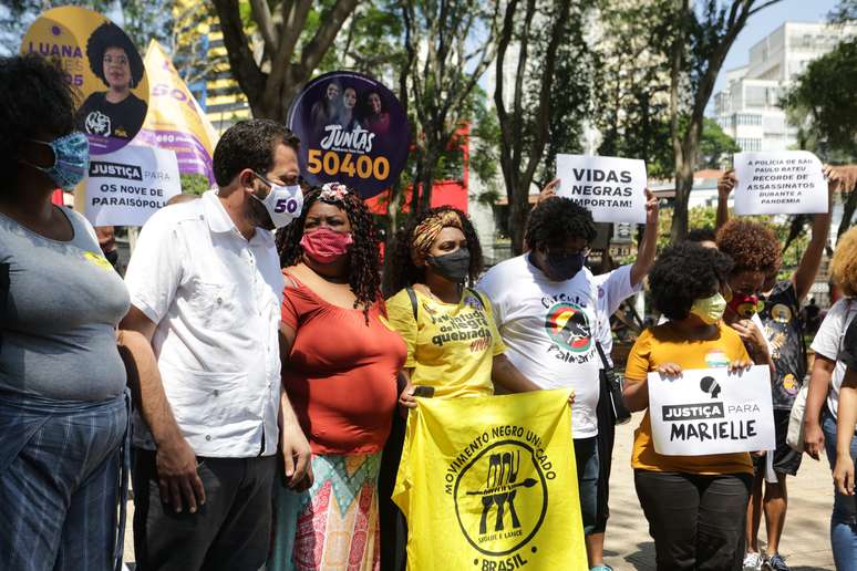 O candidato à prefeitura de São Paulo, Guilherme Boulos (Psol), participa de um encontro com integrantes de movimentos negros para debater o tema &#034;A Educação Antirrascista&#034;