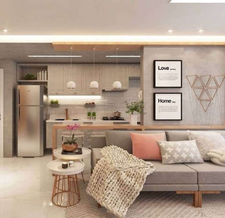 54. Decora&ccedil;&atilde;o de sala cinza moderna com mesa de canto redonda branca com estrutura cobre &ndash; Foto: Jeito de Casa